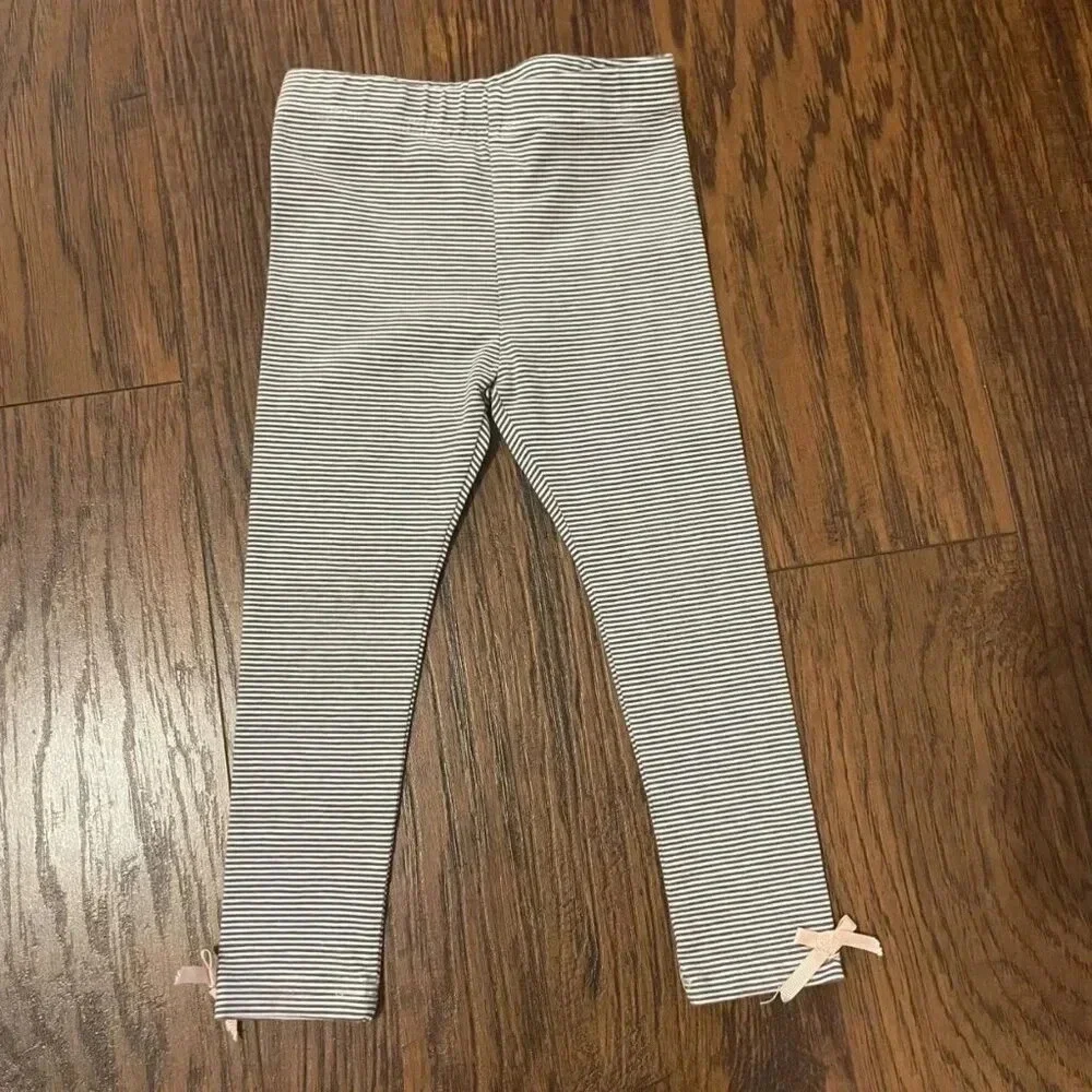 Non Branded Gray Striped Leggings With a Bow Size 24 Months